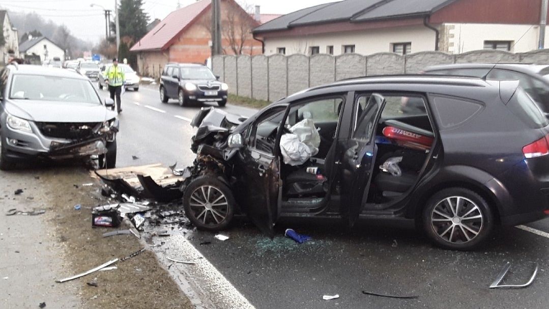 Při čelním střetu dvou aut na Šumpersku se zranilo pět lidí